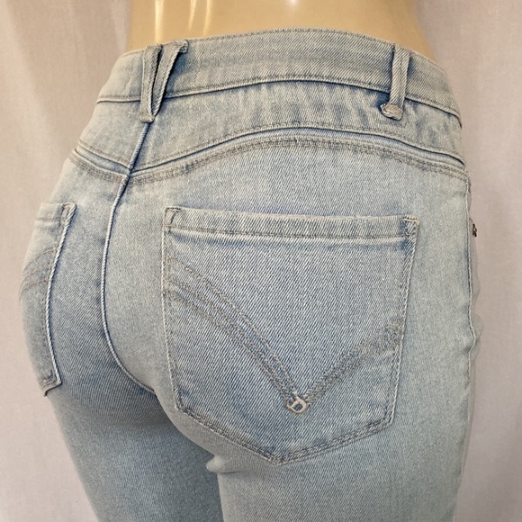 Democracy Denim - DEMOCRACY Jeans Light Blue Wash Cuff Cropped Distressed Size 6 Embroidered NWOT